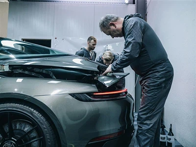 Miért válassza a festékvédő fóliát az autóviasz helyett?